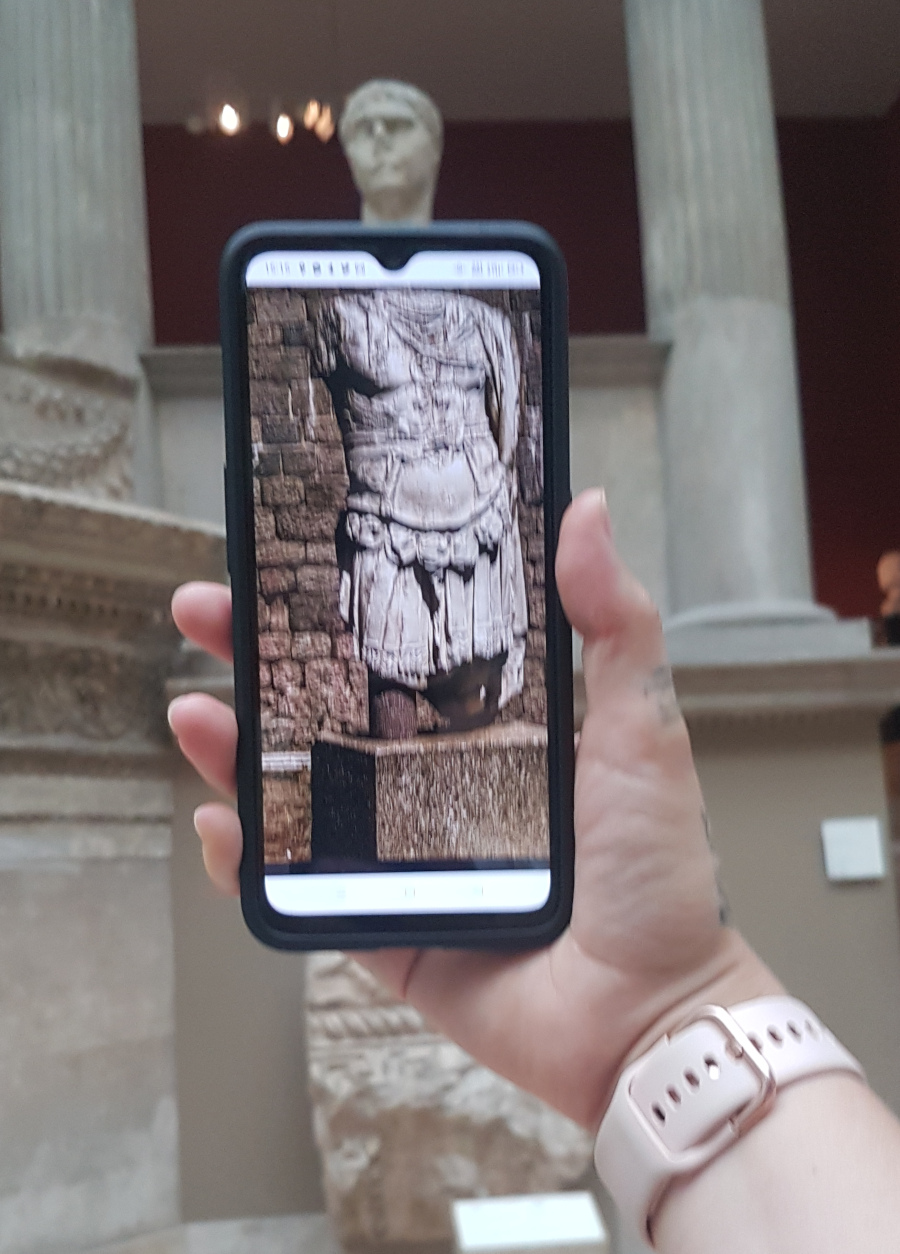 Tête de statue au musée de Pergame, le corps ayant été pris en photo par Anick à Pergame même