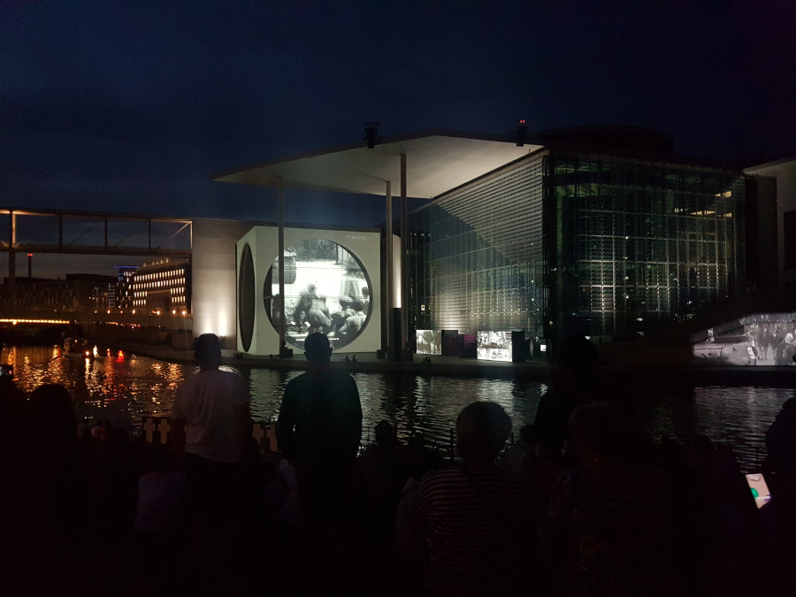 Son & lumière à coté du Reichstag