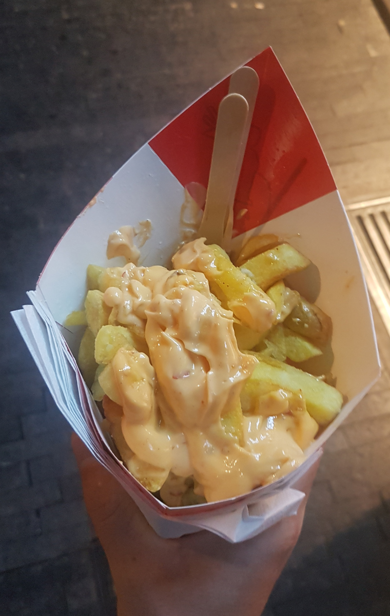 Un cornet de frites de chez Fritland