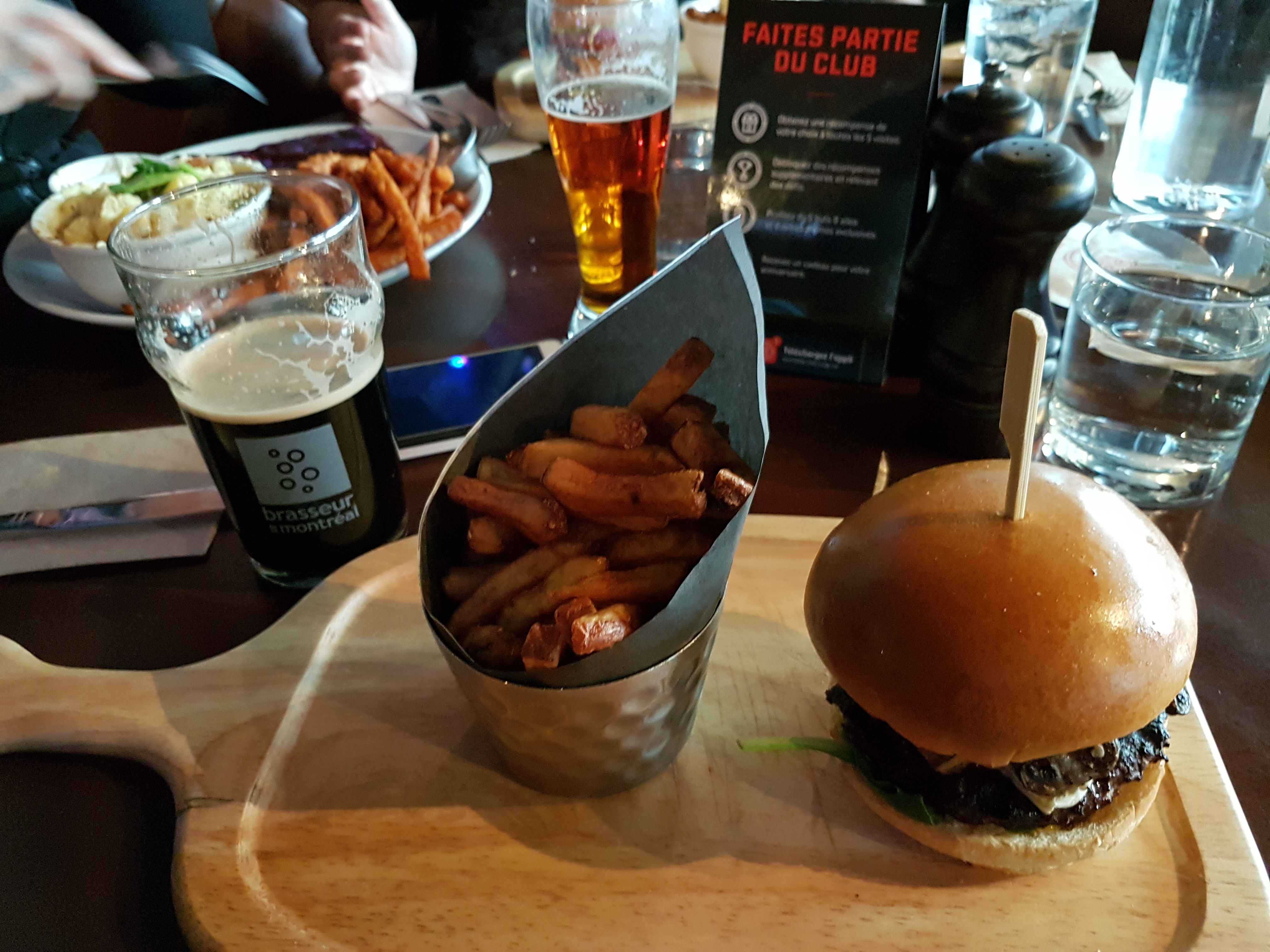Repas à la cage aux sports de Bonnaventure