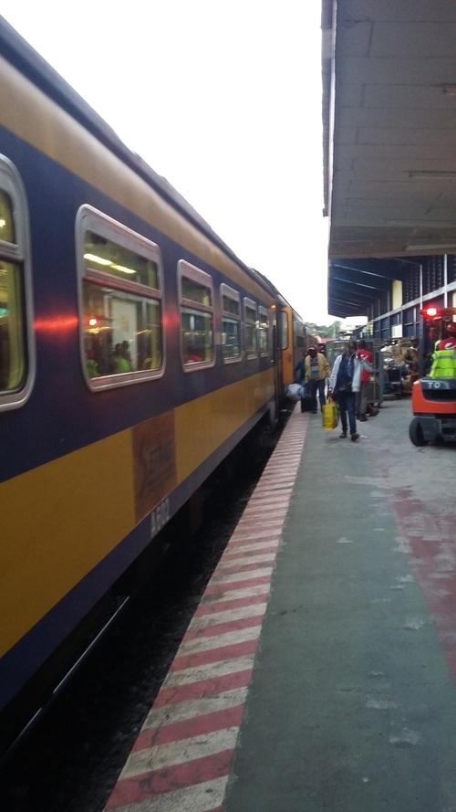 Le train, au départ de la gare d'Owendo