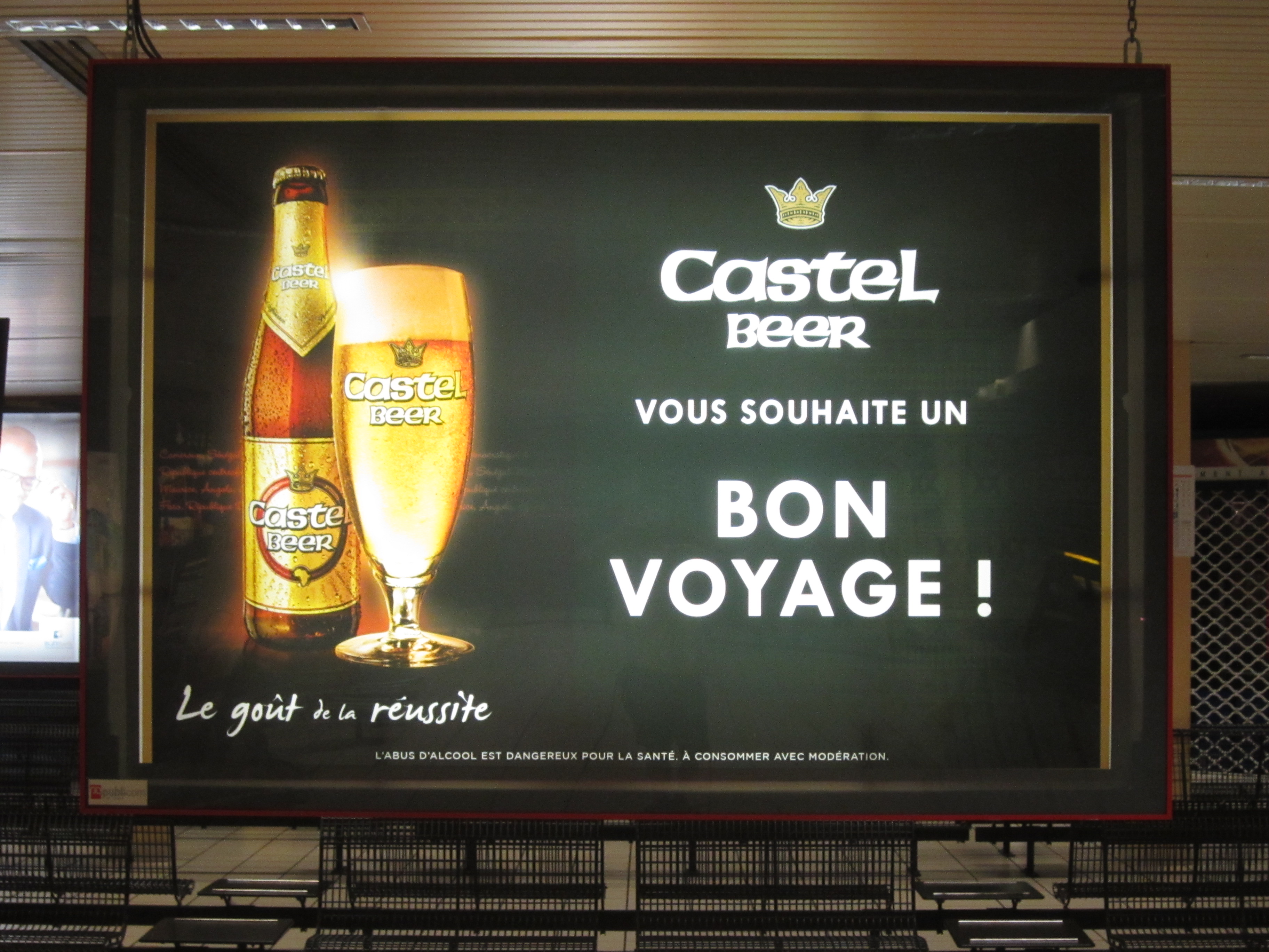 Publicité pour la Castel Beer à l'aéroport
