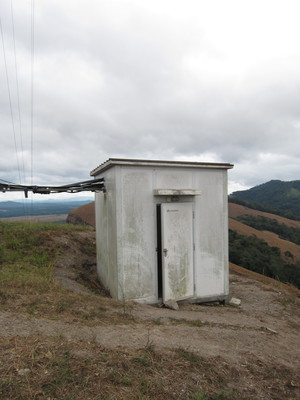 Cahutte à proximité de l'antenne