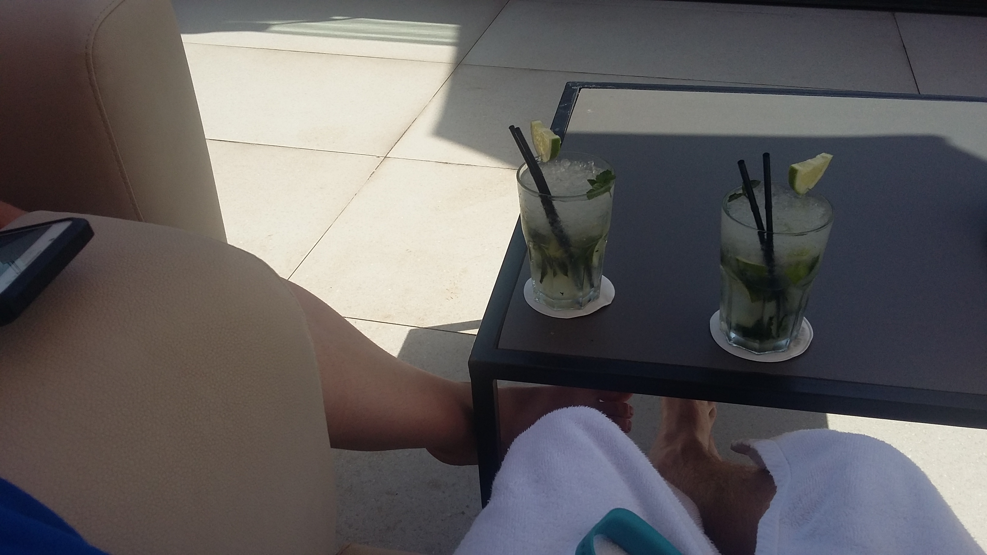 Mojitos au bord de la piscine